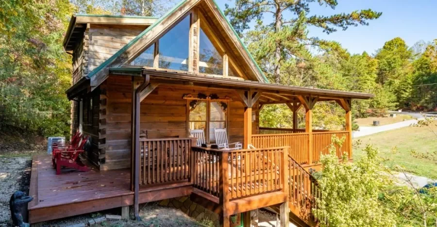 Exterior of Scooter Bears Den Gatlinburg cabin surrounded by trees